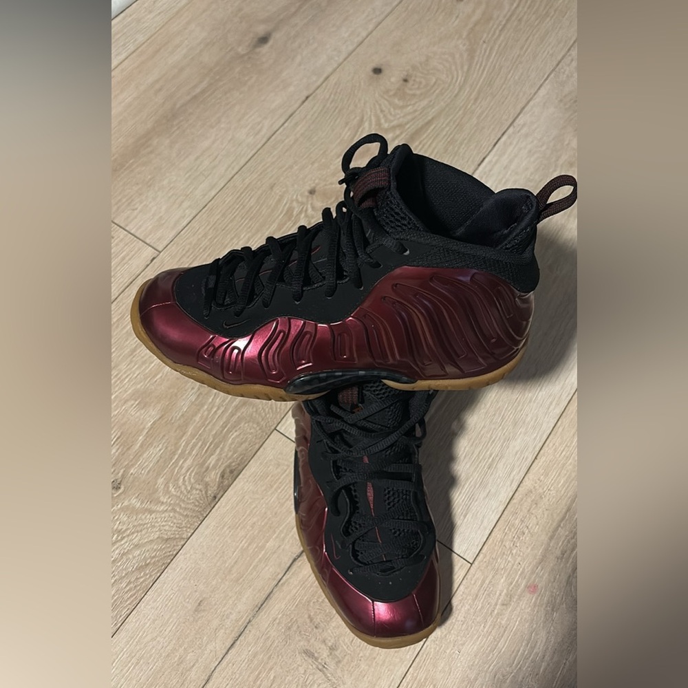 Nike Air Foamposite One "Night Maroon"

Women’s s 7.5 / 6 men’ or 6y